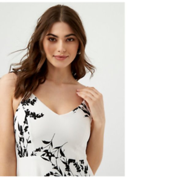 NWT Le Chateau PLUS SIZE Floral Crêpe V-Neck Flowing Black White Summer Dress - Picture 6 of 9